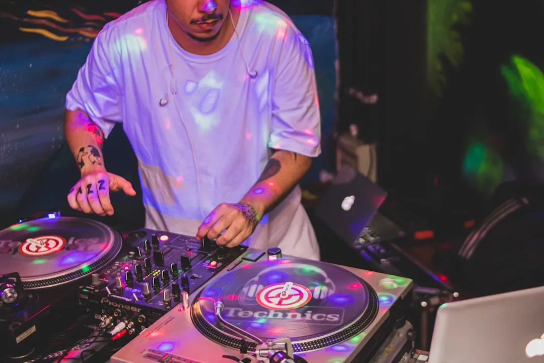 Les DJs de l'Auxerrois font danser l'été : plongée dans les cabines de la scène locale