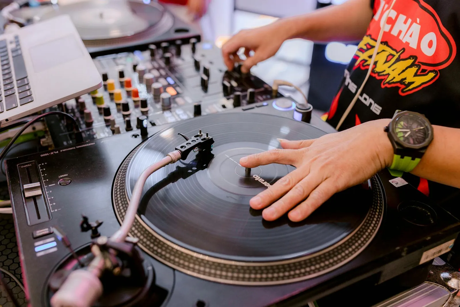 Comment Maîtriser le Scratching Vinyle Quand on Débute au DJing : Guide Pratique pour Casseurs de Disques