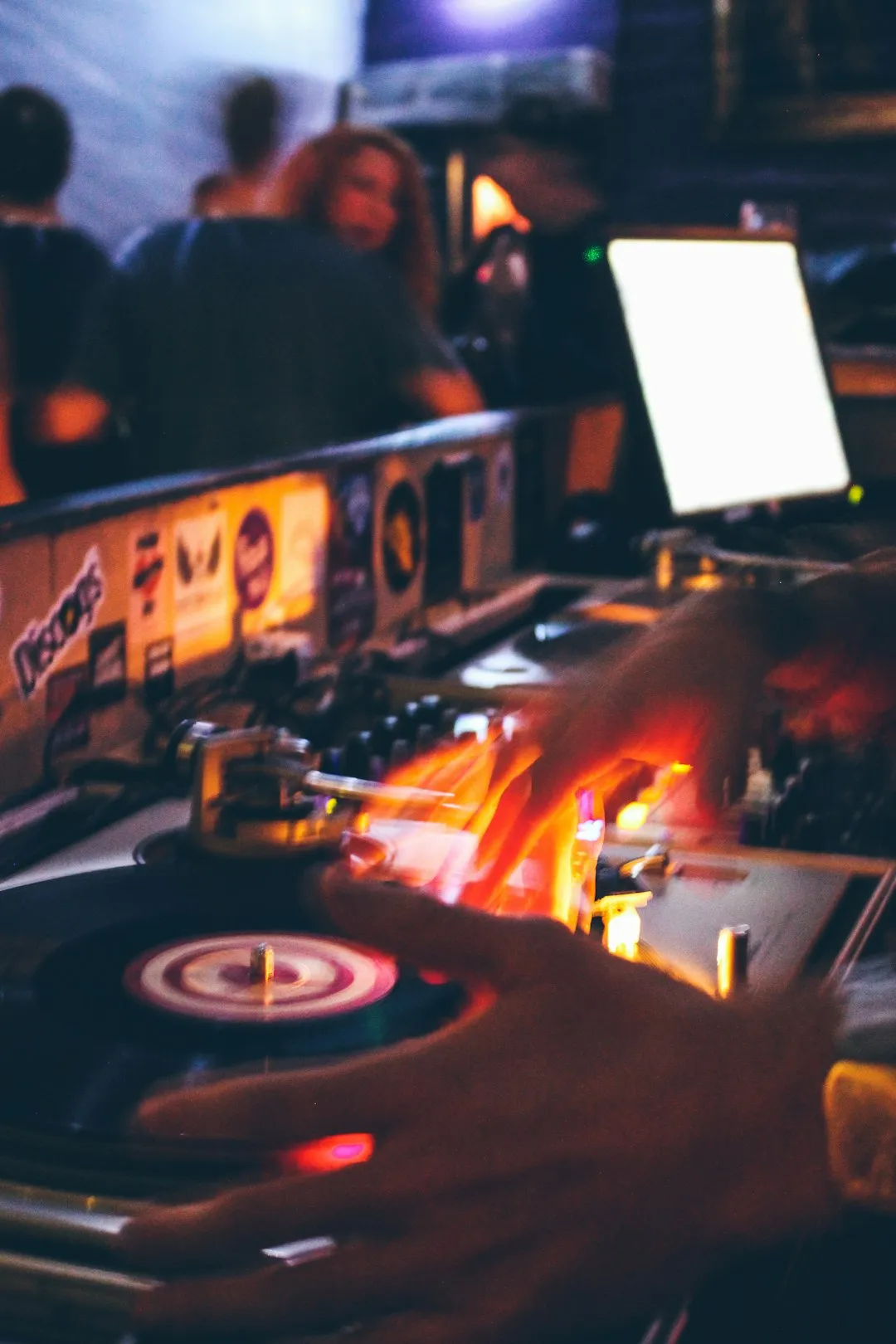 Tom a lâché tout pour mixer à Montpellier : le parcours d'un DJ qui gagne 3 500 euros par mois