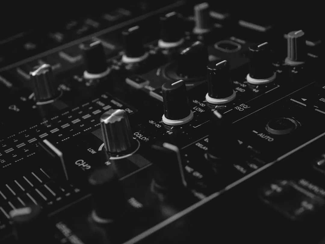 Carlala : une DJ à une main qui réinvente le scratch marseillais