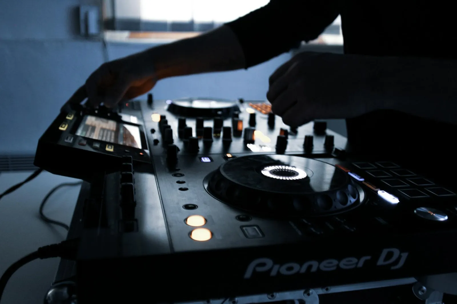 DJ et maternité : concilier les platines avec la vie de parent, c'est possible