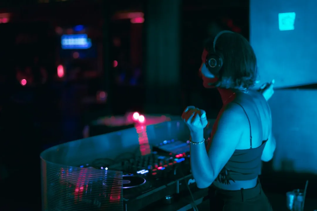 Les femmes DJs pakistanaises franchissent les barrières : quand le turntablism brise les tabous