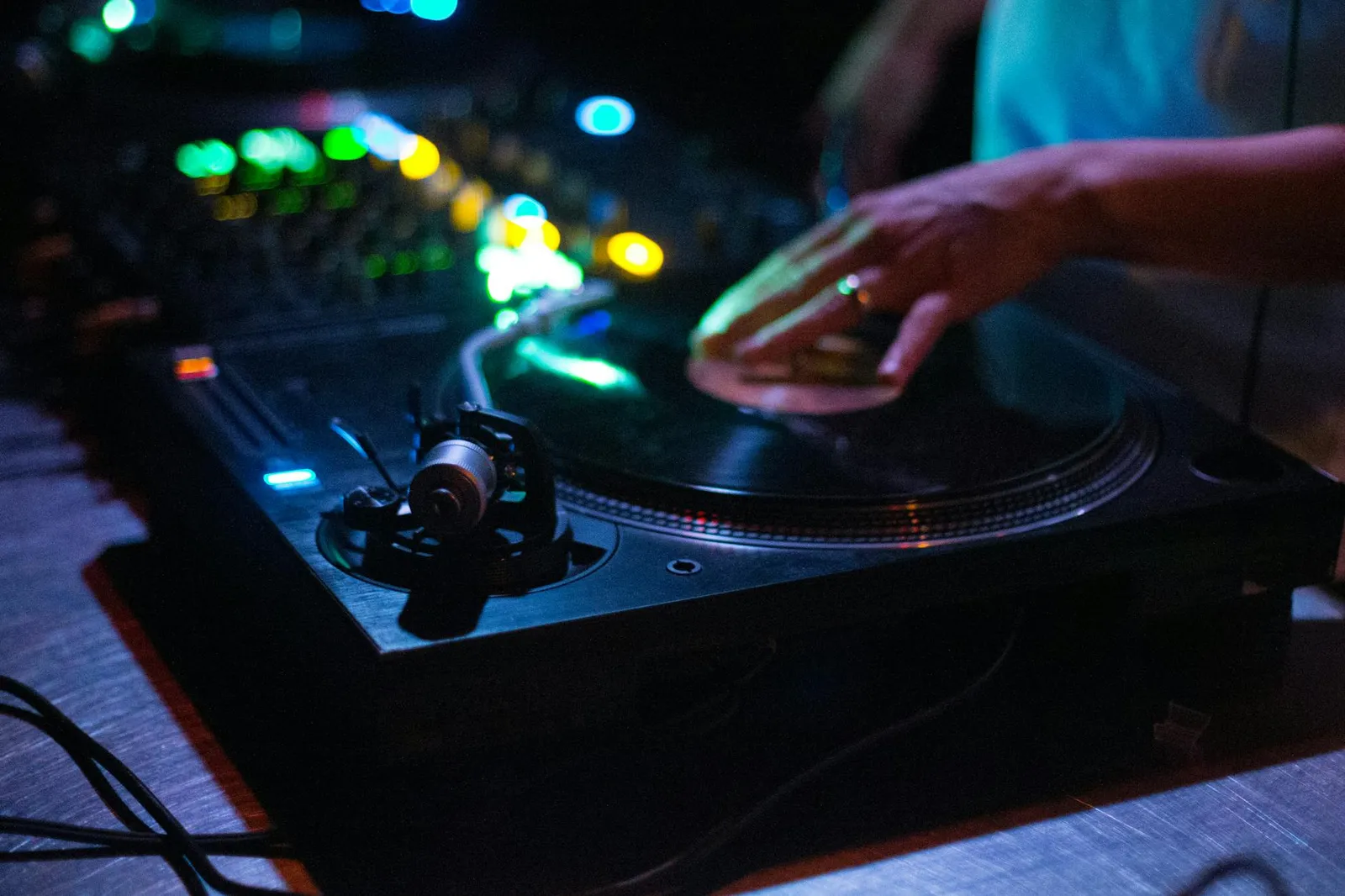 Francis Mercier, quand le turntablisme caribéen danse avec les sons d'Afrique